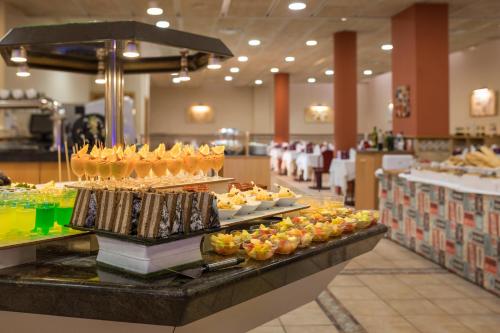 圣苏珊娜htop Royal Sun Suites #htopFun的在餐厅里享用自助餐,那里提供许多食物