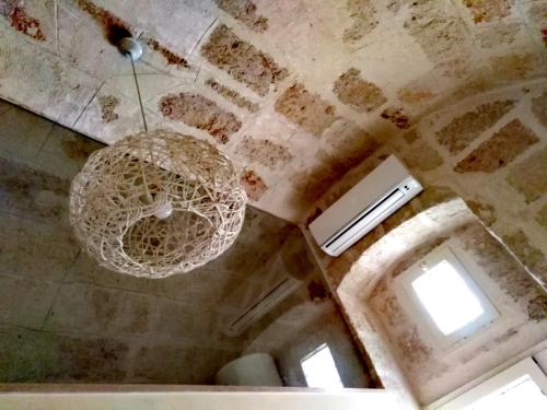 滨海波利尼亚诺CasAntonia - Locazione Turistica的吊灯挂在房间的天花板上