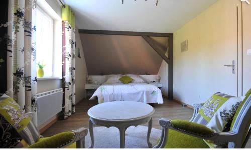 埃圭斯海姆Fleur de Vigne的卧室配有一张床和一张桌子及椅子