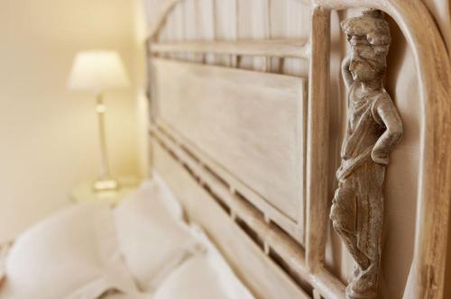 阿斯科利皮切诺100多丽住宅酒店的睡床旁墙上的猴子雕像