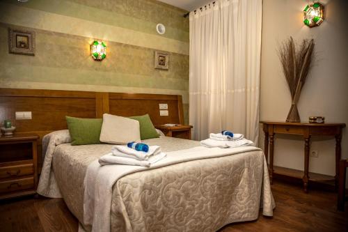 莫塞永提科塔克旅馆的一间卧室配有带毛巾的床