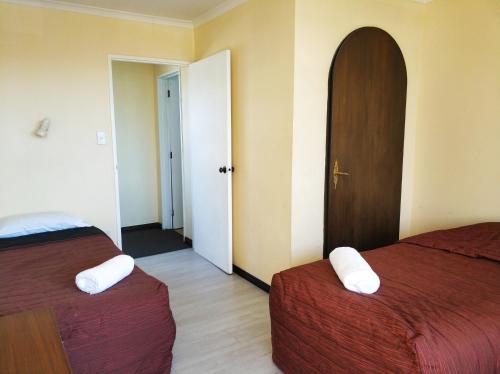 基督城轮渡汽车旅馆的一间酒店客房,设有两张床和一扇门