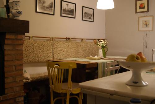 纳瓦雷特Peregrinando, pensión con encanto的一间带桌子和椅子的用餐室