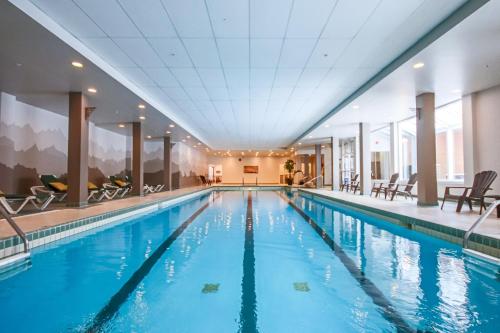 蒙特朗布朗蒙特朗布朗大酒店的大楼内一个蓝色的大型游泳池
