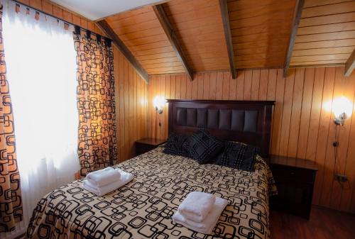 纳塔列斯港乌尔蒂玛-埃斯波兰萨加巴纳公寓的一间卧室配有一张带两条白色毛巾的床