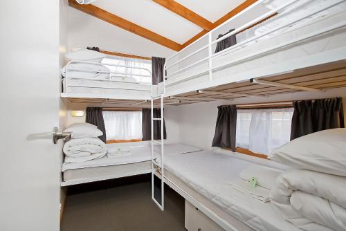 瓦南布尔渡假村客房内的一张或多张双层床