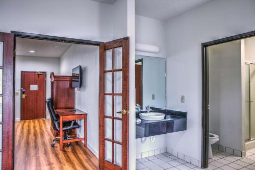 达拉斯达拉斯西北6号汽车旅馆的一间带水槽、书桌和镜子的浴室