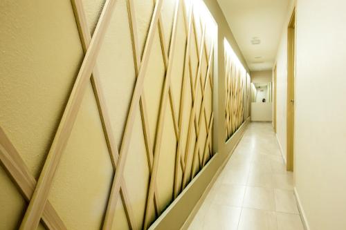 新山CIQ酒店@黄亚福的医院走廊的走廊,墙上有木图