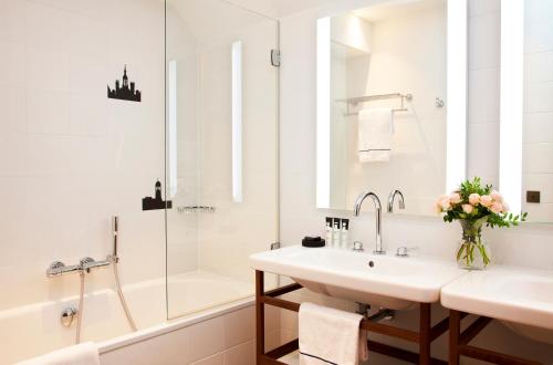 尚博尔查博德世界小型豪华酒店的白色的浴室设有水槽和淋浴。
