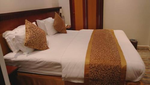 Al Adl Jewel Hotel客房内的一张或多张床位