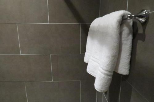 纽波特Quay Apartments Clarence House的浴室毛巾架上的毛巾