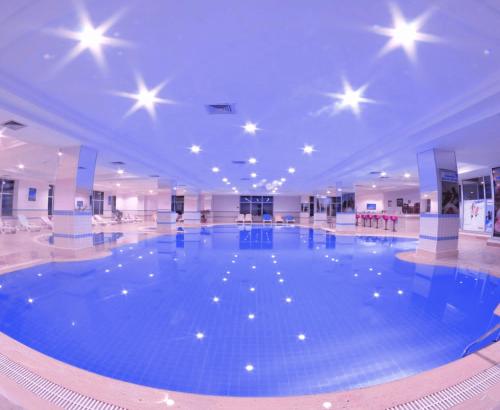 杰尔宾特The Green Park Kartepe的一座拥有星星的建筑中的大型游泳池