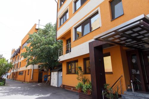 塔古玖安娜酒店的一条橙色和白色的街道旁的建筑