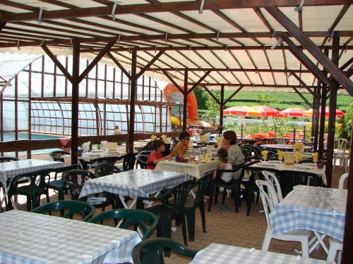 Saint-Boil科朗磨坊露营地的一群坐在餐厅桌子上的人