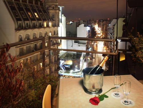 布宜诺斯艾利斯布宜诺斯艾利斯威尔顿酒店的阳台上的桌子上摆放着一瓶葡萄酒和玻璃杯