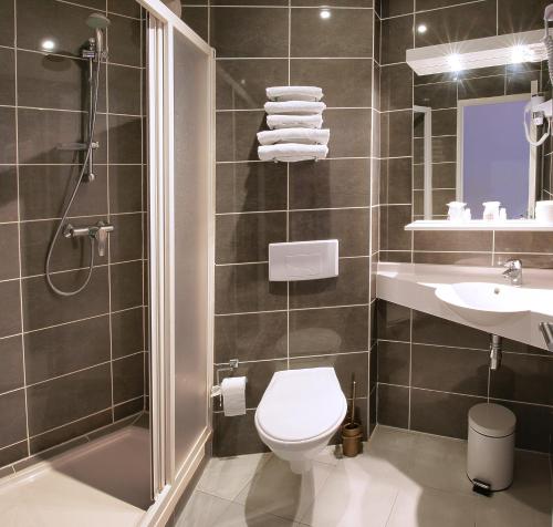 维勒瑞夫HOTEL PARIS PACIFIC Urban by balladins Villejuif的浴室配有卫生间、盥洗盆和淋浴。