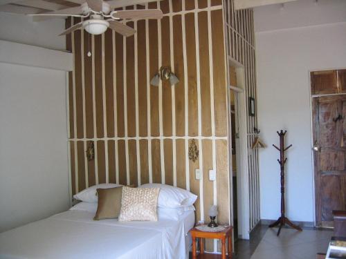 亨达卡萨布乐普可酒店的一间卧室配有一张床和条纹墙