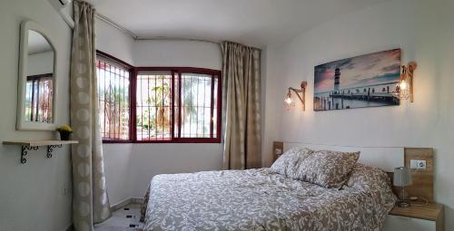 米哈斯科斯塔Sol y Relax, Lubina Sol的一间卧室设有一张床和两个窗户。
