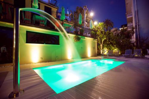 圣玛格丽塔-利古雷阿尼塔别墅酒店的夜间游泳池,设有喷泉