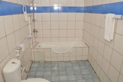 杜阿拉Hotel - Y的一间带卫生间和浴缸的浴室