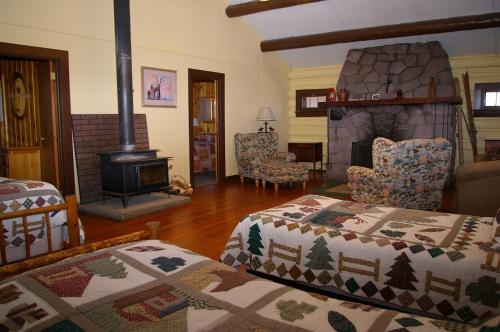 西黄石稍息牧场酒店的客厅设有两张床和壁炉