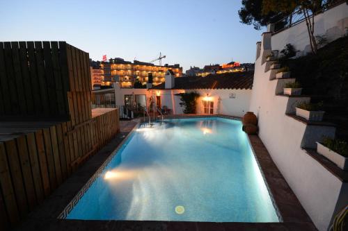 罗列特海岸Villa Sa Caleta的建筑物一侧的游泳池
