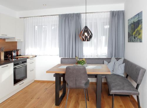 阿尔滕马克特蓬高Appartementhaus Reiter Village Room的厨房以及带桌椅的用餐室。