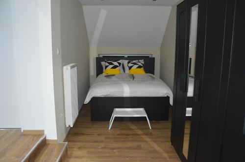 AnsChez Vivi的一间卧室配有一张带黄色枕头的床