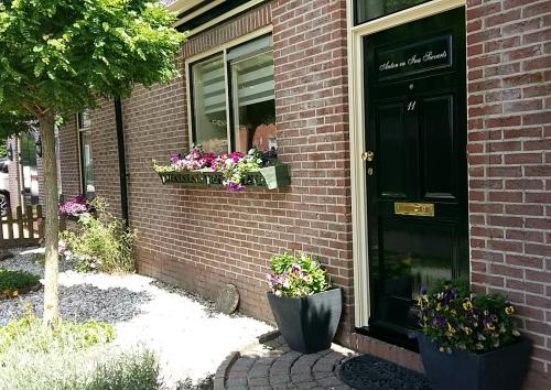 RasquertOp de Bult的门上有两个花盒的房子