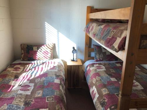 布里奇顿布里奇顿乡村木屋的一间卧室设有两张双层床和一张桌子