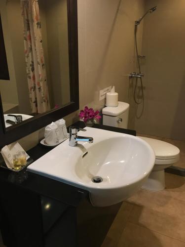 维拉茶清莱酒店的一间浴室