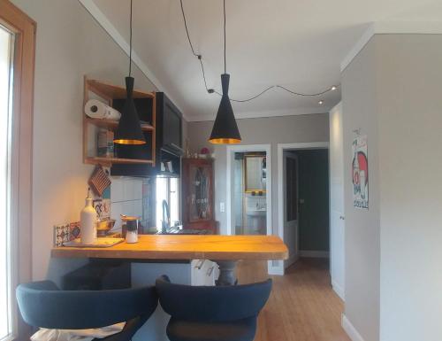 科堡Apartment Leopold mit Balkon的厨房配有木桌和蓝色椅子