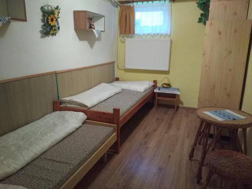 利托斯基简Ubytovanie v súkromí的小房间设有两张床和一张桌子