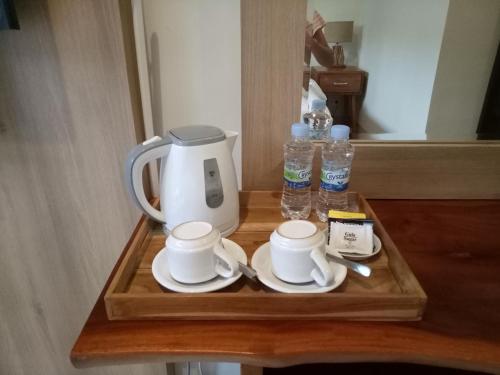 努沙杜瓦雷斯亚旅馆的一个带咖啡壶、杯子和水瓶的托盘