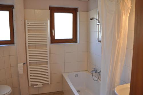 贝旺伯格霍夫公寓的带浴缸、卫生间和盥洗盆的浴室