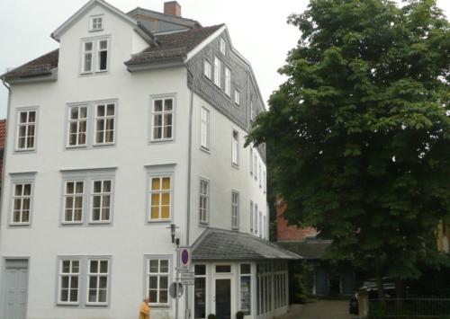 科堡Apartment Leopold mit Balkon的前面有一棵树的白色房子