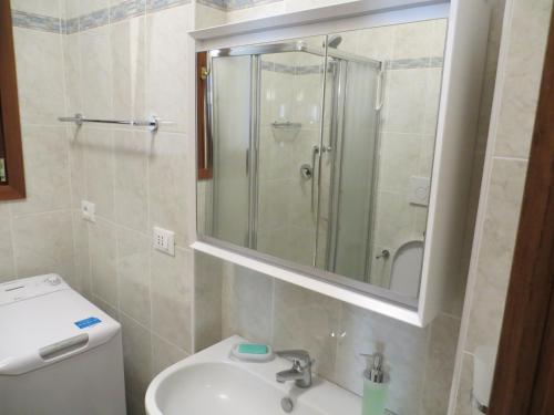 威尼斯阿斯特里亚威尼斯套房公寓的浴室配有盥洗盆和带镜子的淋浴