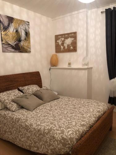维勒雷阿勒la Salaberie的卧室配有一张床,墙上挂有绘画作品