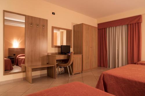 苏尔莫纳曼哈顿田园酒店的酒店客房设有一间带两张床和一张书桌的卧室
