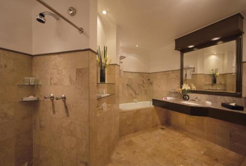 雅加达千禧大酒店的一间浴室