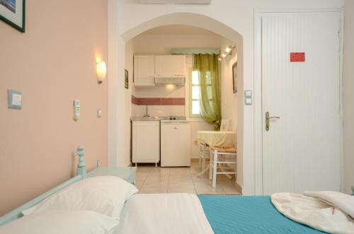 圣安娜纳克索斯星期天一室公寓酒店的小房间设有床和厨房