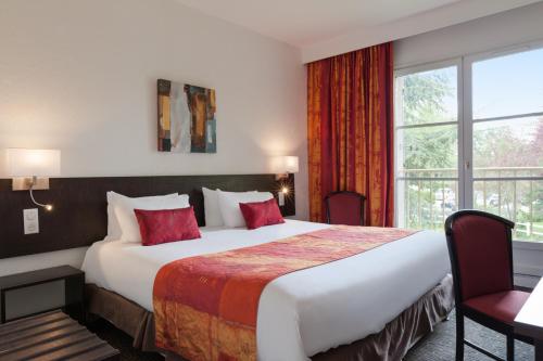 圣马丁杜维维La Berteliere, The Originals Relais (Qualys-Hotel)的一间设有大床和窗户的酒店客房