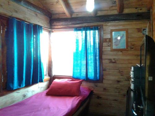 比亚莱特马西cabañas Khuska的小木屋内的小卧室配有床