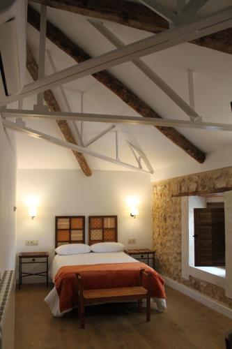 贝尔蒙特El Retiro del Pilar的一间卧室,卧室内配有一张大床