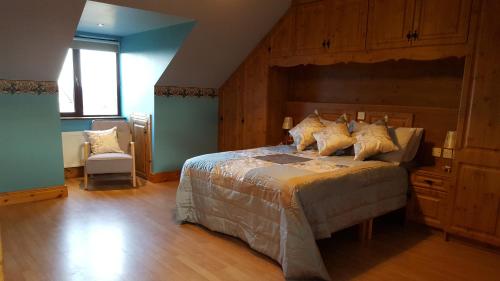 HeadfordLeroy´s Lodge的一间卧室配有一张大床和木制床头板