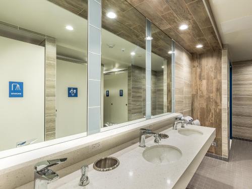 洛杉矶荷洛杉矶 - 圣莫尼卡旅舍的一间带两个盥洗盆和大镜子的浴室