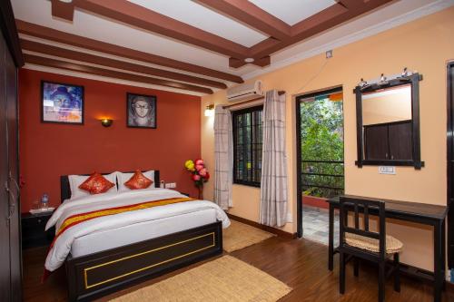 加德满都Gurung's Home的一间卧室配有一张床、一张书桌和一个窗户。