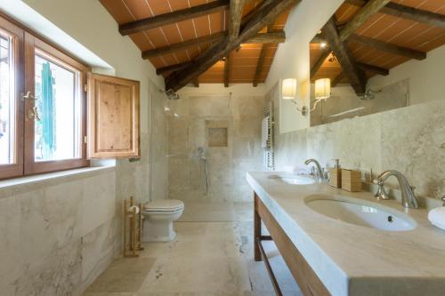 佛罗伦萨3bdrm luxury Apartment in Tuscan Villa,Private Estate, shared Swimmingpool的一间带两个盥洗盆和卫生间的浴室