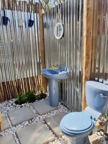 奥茨胡恩绿洲香提背包客旅舍的浴室设有卫生间,围栏前设有水槽。