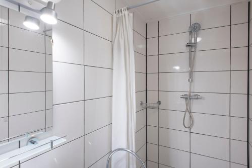 布雷斯肯斯Hello Zeeland - Vakantiehuis Duinroos 167的带淋浴和浴帘的浴室